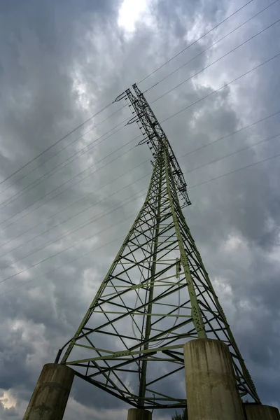 Bulutlu gökyüzü önünde bir pilon — Stok fotoğraf