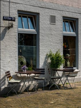 Küçük kasaba Friedrichstadt Schleswig Holstein içinde bir restoranda ön koltuğunda  