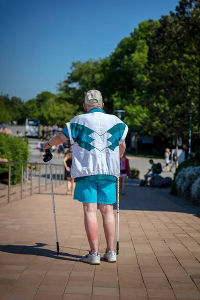 Sénior com auxiliares de caminhada em sua recuperação — Fotografia de Stock