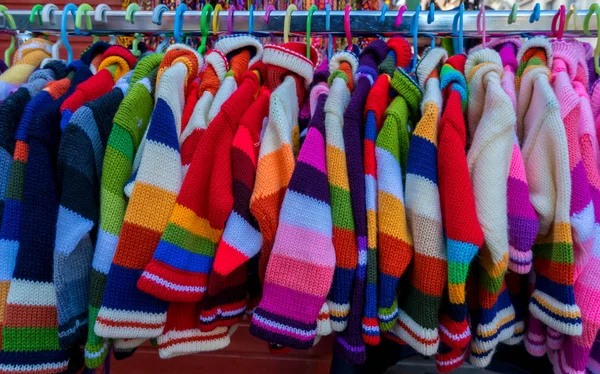 Teplé a barevné pletení bundy pro batolata — Stock fotografie