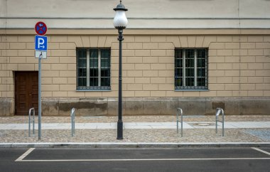 Fener bir otoparkta özürlü kişi trafik için