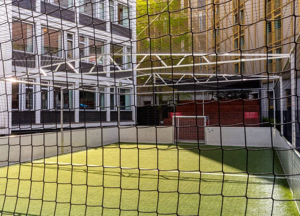 Klein Voetbalgebied Achtertuin Van Een Kantoorgebouw Berlijn — Stockfoto