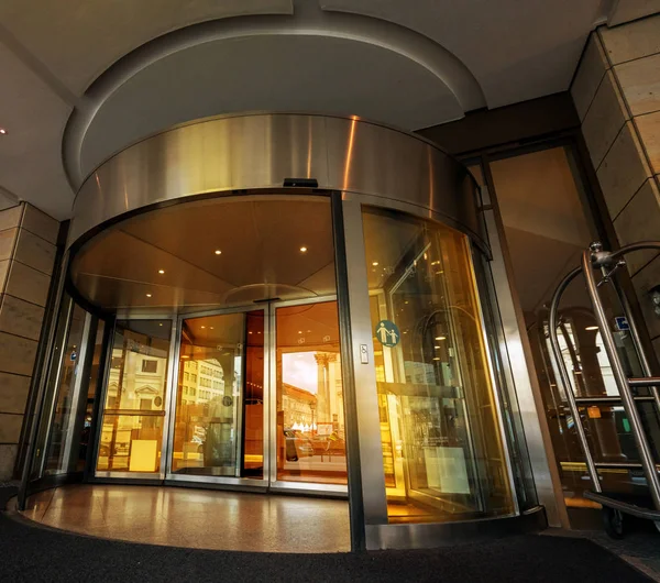 Access to a building with a revolving door at the entrance