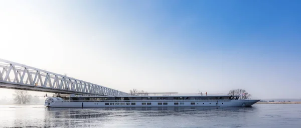 Ein Passagierschiff Befährt Die Elb Bei Wittenberge — Stockfoto