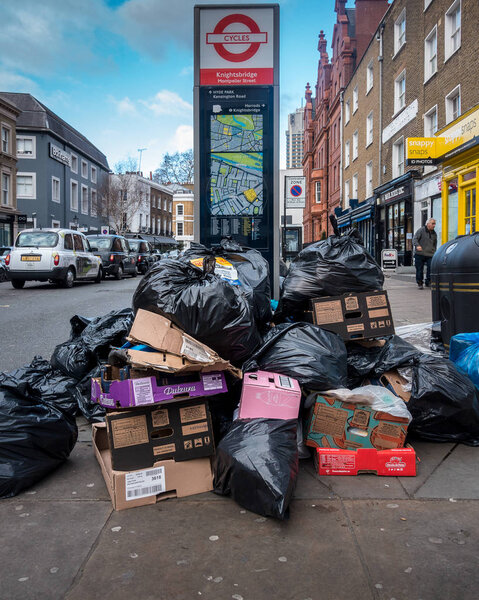 Stop in London with rubbish and dirt