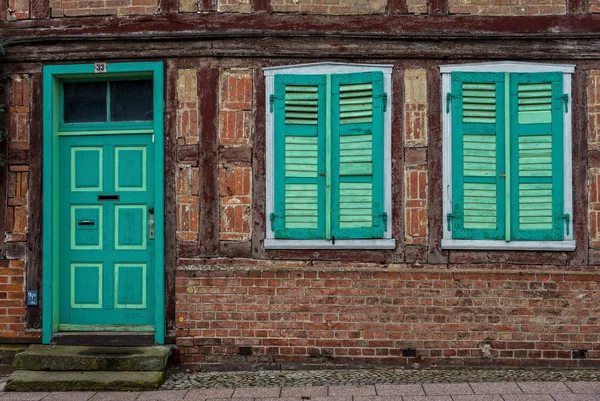 Vieilles persiennes en bois sur un vieux bâtiment — Photo