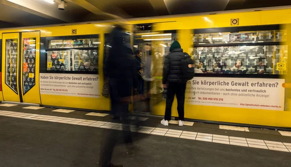 Bahnsteig in Berlin — Stock Fotó