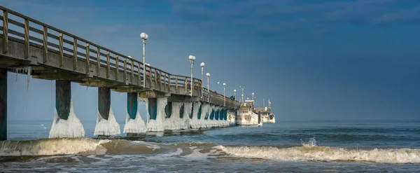 The pier and the village binz on snow and ice reprimands — Stock Photo, Image