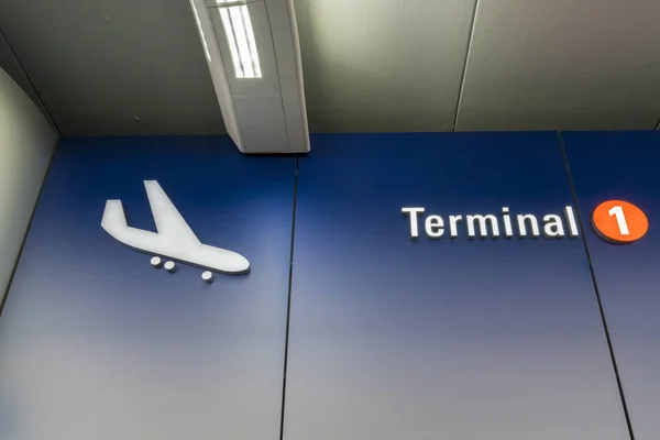 Acceso a la terminal del aeropuerto de Frankfurt am main — Foto de Stock