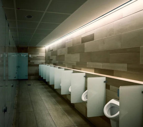 公共建筑中的男子厕所 — 图库照片