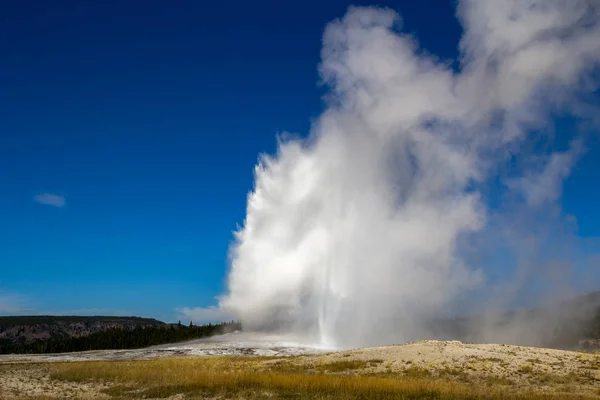 Velho Fiel Geysir — Fotografia de Stock