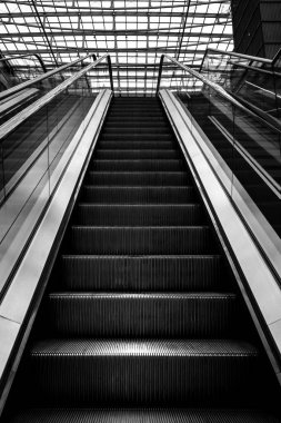 bir kamu binası içinde yürüyen merdiven
