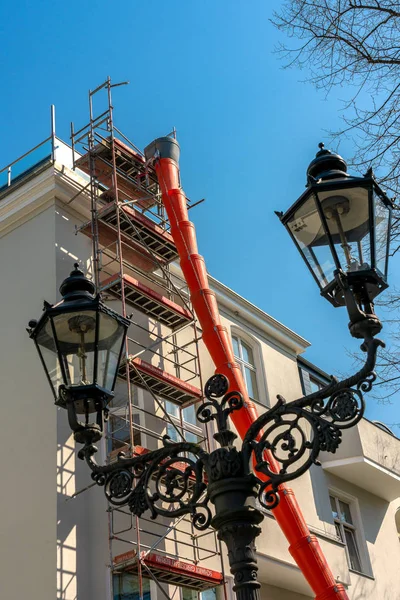 Ampliamento di una soffitta su un vecchio edificio di Berlino — Foto Stock