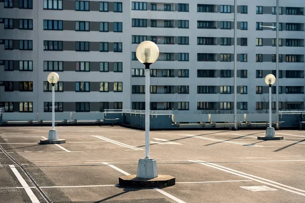 Apartamentos y una terraza de aparcamiento en el barrio Mrkische en el norte de Berlín — Foto de Stock