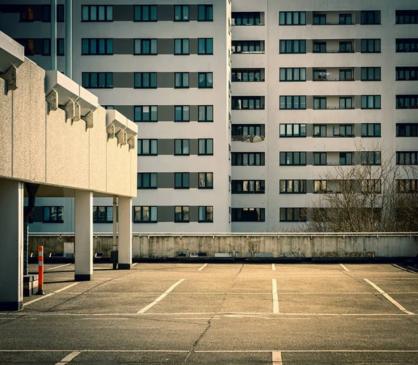 Apartamentos e um deck de estacionamento no bairro Mrkische, no norte de Berlim — Fotografia de Stock