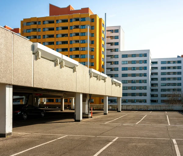 Apartamentos y una terraza de aparcamiento en el barrio Mrkische en el norte de Berlín — Foto de Stock