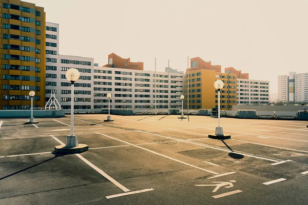 Apartamentos e um deck de estacionamento no bairro Mrkische, no norte de Berlim — Fotografia de Stock