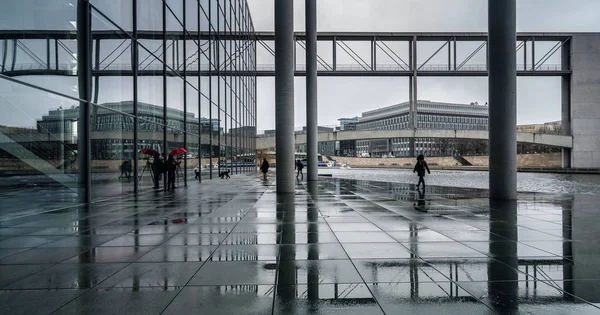 Stadsdelen Berlin regeringen i regnigt väder — Stockfoto