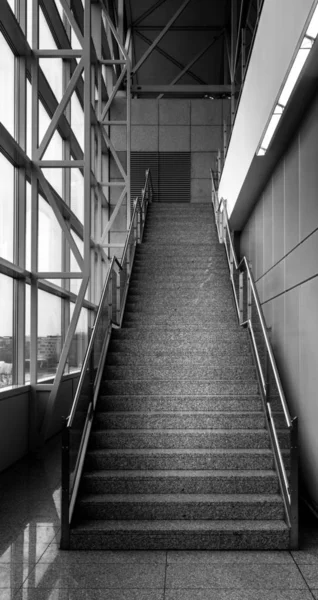 フランクフルト空港のターミナルへの階段 — ストック写真