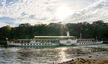 Buharlı gemiler ve kürek buharlı gemi gezisi için pillnitz, dresden, Almanya yakınlarındaki elbe