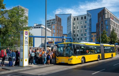 Yolcular Berlin Tegel Havaalanı 'na giden otobüs durağında.