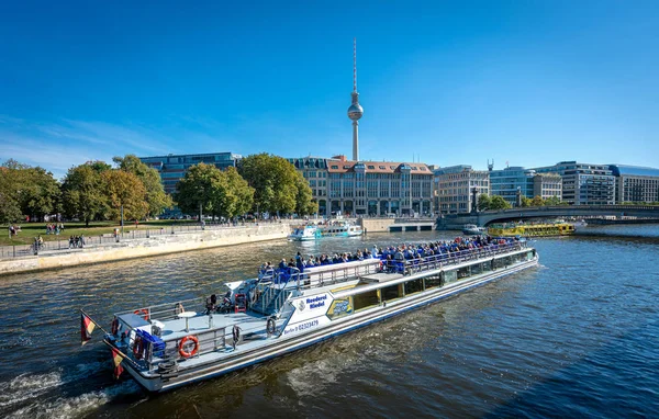 Un bateau d'excursion parcourt la Spree à Berlin Mitte, Allemagne — Photo