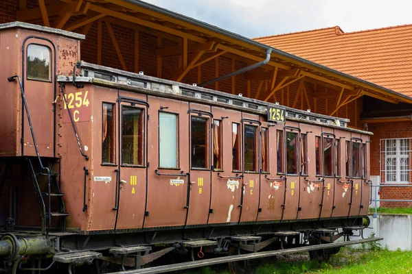 Vecchio vagone ferroviario con scomparti di prima classe per i viaggiatori in treno — Foto Stock