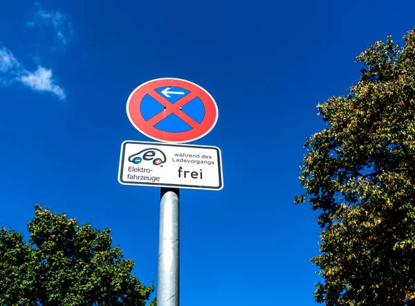 Verkehrszeichen vor blauem Himmel — Stockfoto