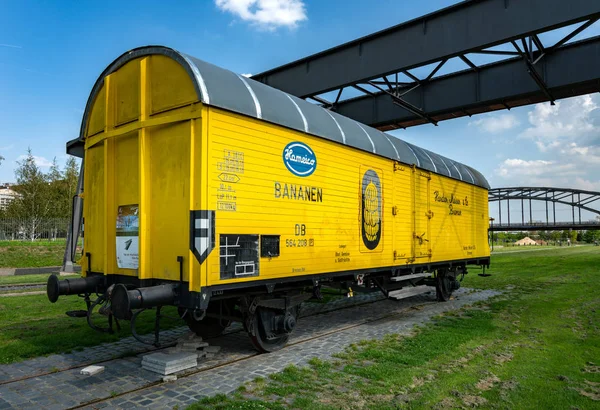 Velho vagão ferroviário amarelo para o transporte de bananas fica em uma pista na antiga área industrial em Frankfurt am principal — Fotografia de Stock