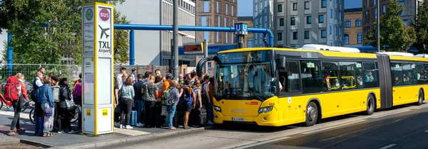 Berlino, Germania, fermata dell'autobus e stazione centrale con turisti e viaggiatori nella capitale — Foto Stock