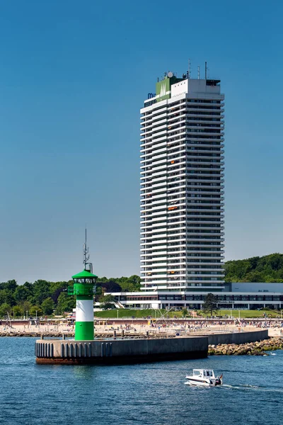 Rascacielos Maritim y faro en la entrada del puerto de travemnde, schleswig holstein, Alemania — Foto de Stock