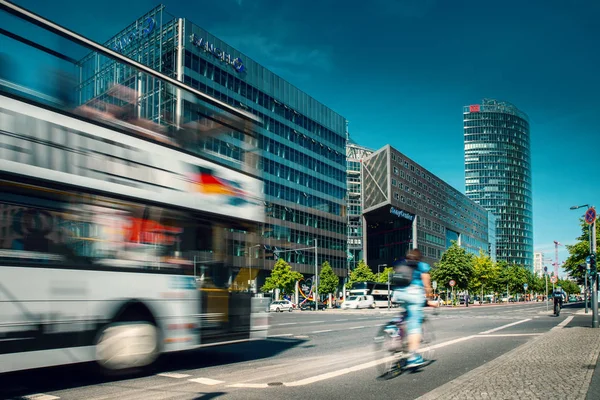 Ciclistas en el tráfico vial de Berlín en Potsdamer Platz —  Fotos de Stock