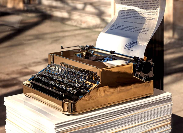 Pozłacana maszyna do pisania z czasów analogowych — Zdjęcie stockowe