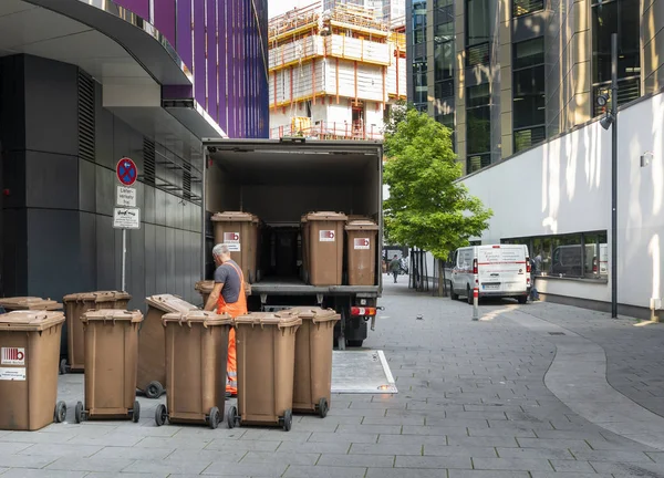 Ένα φορτηγό μεταφέρει κάδους απορριμμάτων με ειδικά απόβλητα — Φωτογραφία Αρχείου