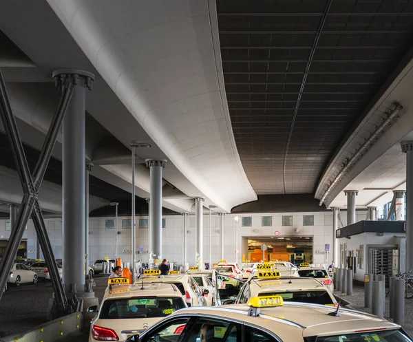 Такси ждет место под железнодорожным мостом на главном вокзале Берлина — стоковое фото