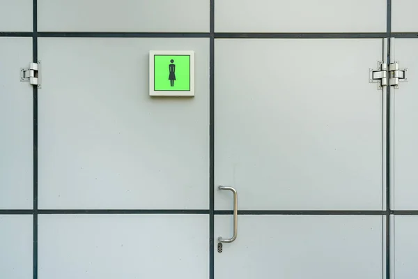 Halk tuvaletine ya da kadınlar tuvaletine giriş — Stok fotoğraf