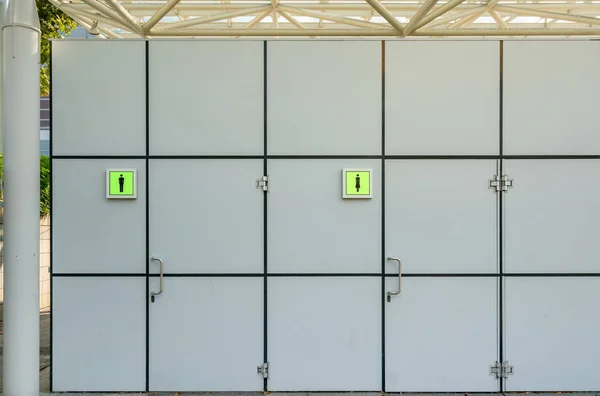 Entrada a un baño público para hombres o mujeres — Foto de Stock