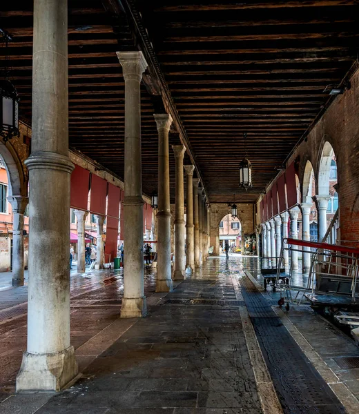 Arkády tržnice v Benátkách u mostu Rialto, mezi nimiž je i rybí trh, Itálie — Stock fotografie