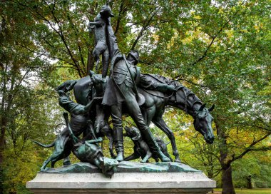 Berlin 'deki Park am Grosser Stern' deki avın sanatsal bronz tasvirleri.