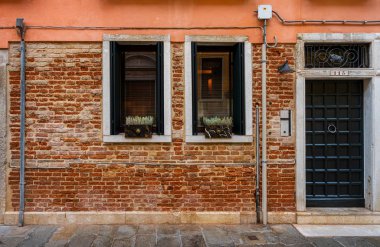 Venedik 'te tarihi evler ve köprüler, gondolcular, gondolcular, su kanalları, turistler ve İtalya' daki lagün şehrindeki diğer manzaralar