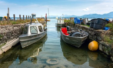 Bavyera, Almanya 'daki Chiemsee' de mal taşımak için küçük tekneler.
