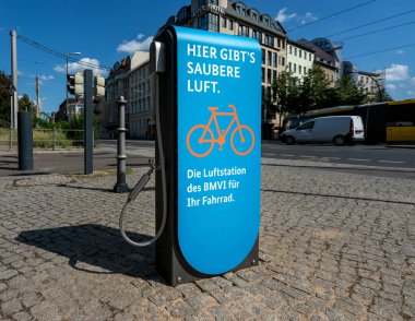 Orta Berlin, Almanya 'da Invalidenstrae' deki federal trafik bakanlığının önündeki modern hava pompası.