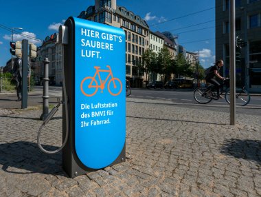 Orta Berlin, Almanya 'da Invalidenstrae' deki federal trafik bakanlığının önündeki modern hava pompası.