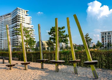 Sergi merkezinin yakınındaki Frankfurt am Main European Quarter 'daki gökdelenler, oyun alanları, inşaat alanları ve yeni binalar