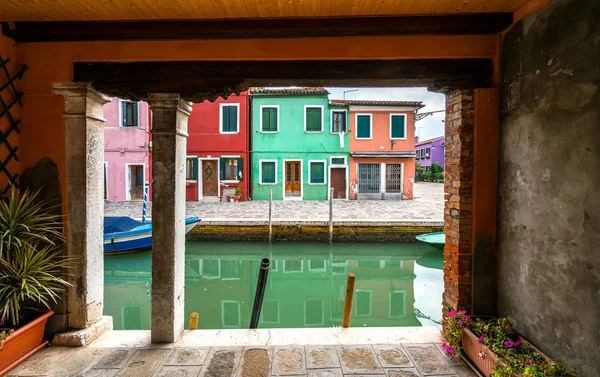 Venecia con casas históricas, el Palacio Ducal, gondolero, góndolas, canales de agua, turistas y otros lugares de interés en la ciudad laguna en Italia — Foto de Stock