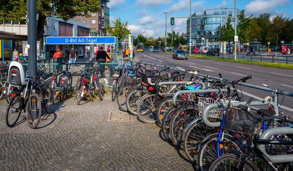 Commuter kerékpárok állnak rendelkezésre a tegel metróállomáson Berlinben — Stock Fotó