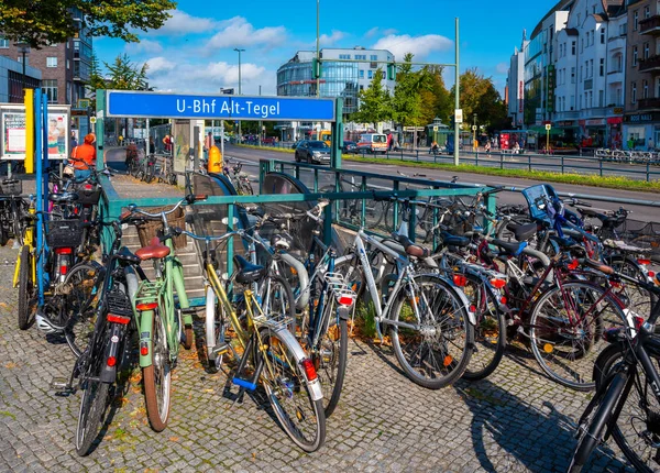 Pendlarcyklar finns på tegel tunnelbanestation i Berlin — Stockfoto