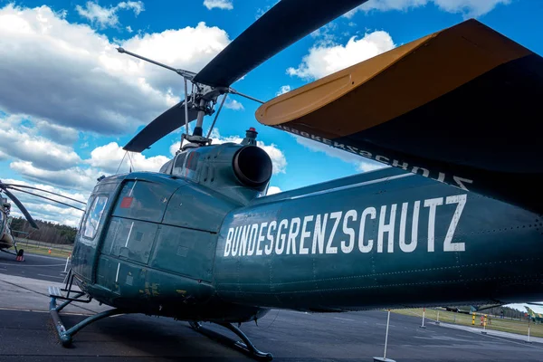 Vieux avions et hélicoptères à l'aéroport des musées de Berlin Gatow, Allemagne — Photo
