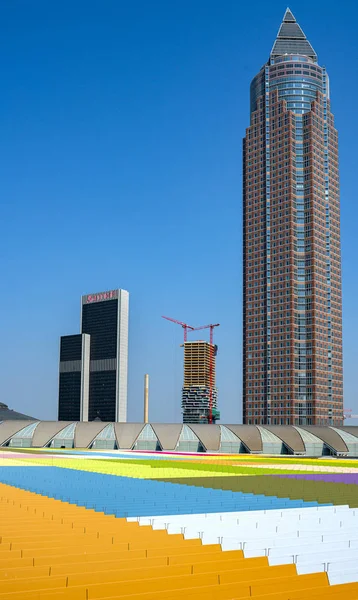 Cobertura de telhado colorido no Skyline Plaza na Europacidade de Frankfurt, Alemanha — Fotografia de Stock