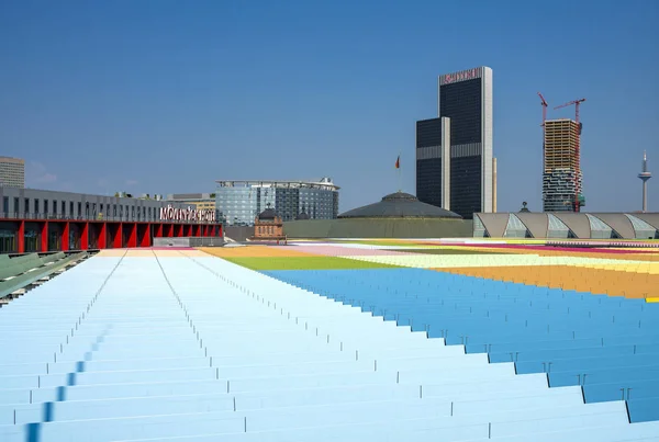 Bunte dacheindeckung am skyline plaza in der europacity frankfurt, deutschland — Stockfoto